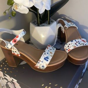 Floral platform heel